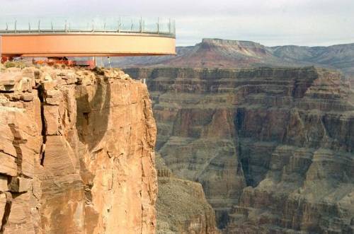 Skywalk: un ponte di cristallo sul Gran Canyon